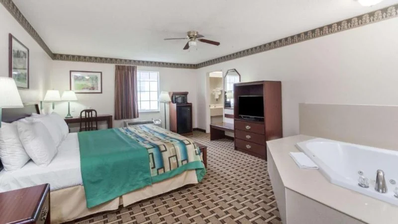Days Inn & Suites by Wyndham Huntsville