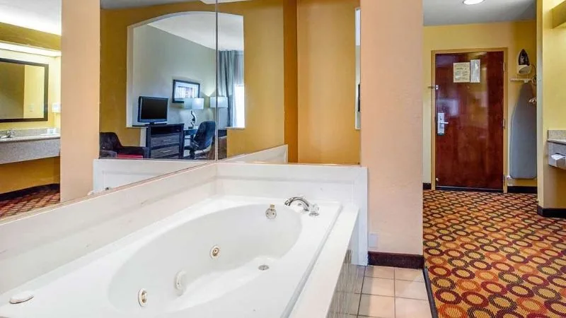 Quality Inn & Suites Montgomery East Carmichael Rd
