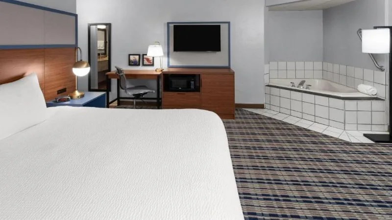 AmericInn by Wyndham Green Bay West