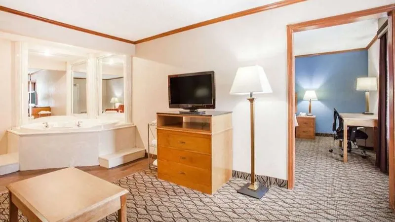 Baymont by Wyndham Madison Heights Detroit Area