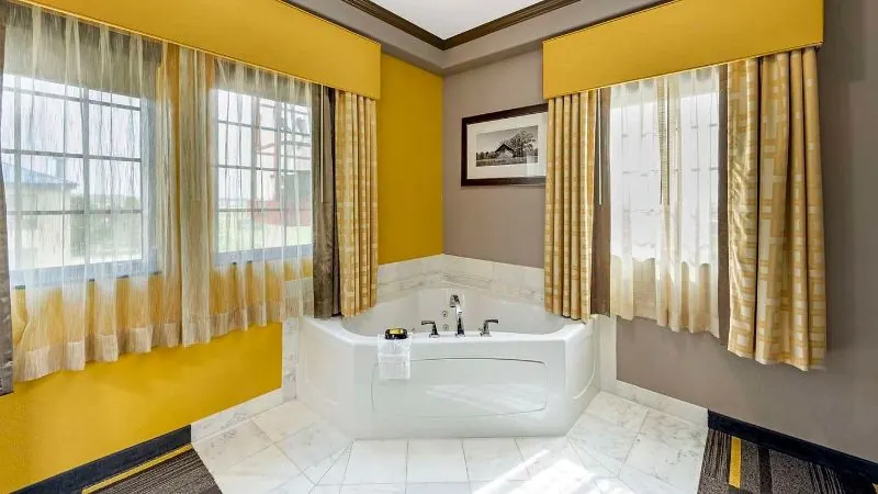 Best Western Plus Emerald Inn & Suites
