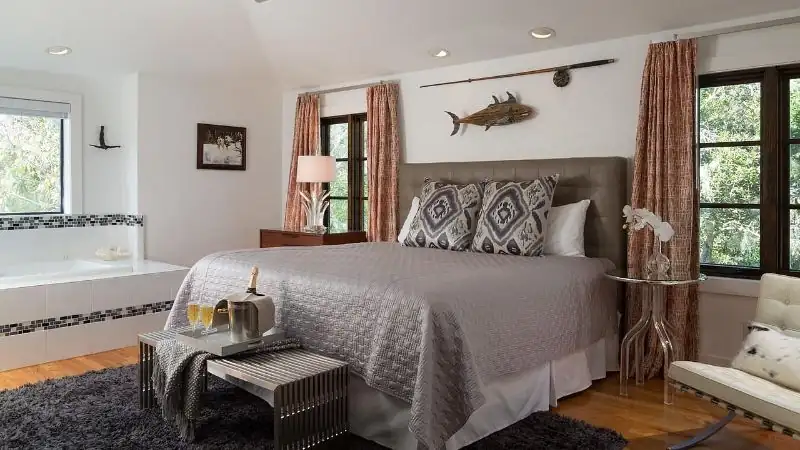 Black Dolphin Inn