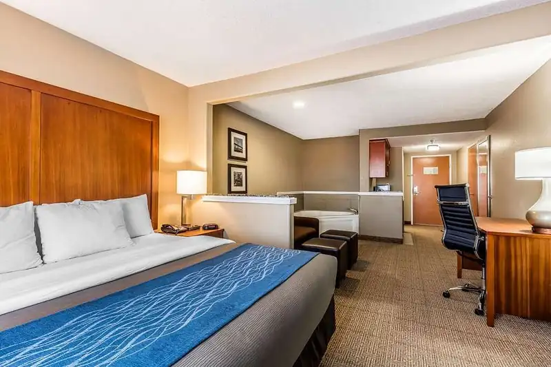 Comfort Inn & Suites Airport – American Way