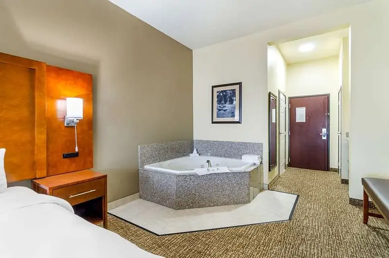Comfort Inn & Suites Near Bethel College