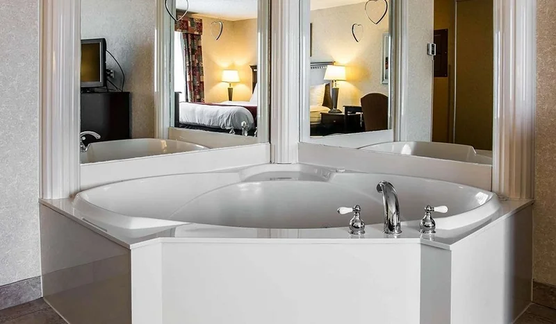 Comfort Suites Canton – Detroit