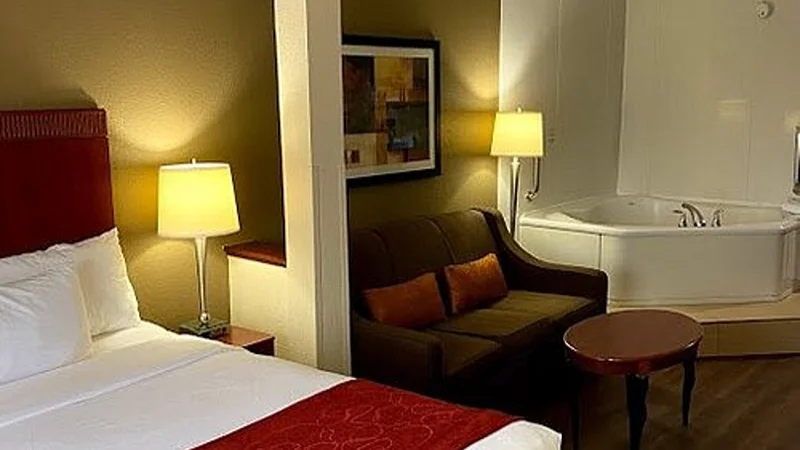 Comfort Suites Outlet Center
