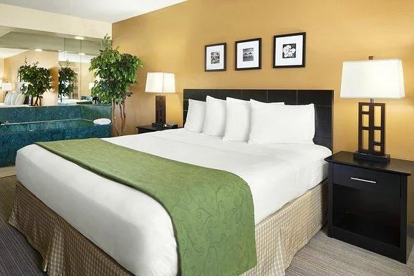Country Inn & Suites by Radisson, Kenosha, WI