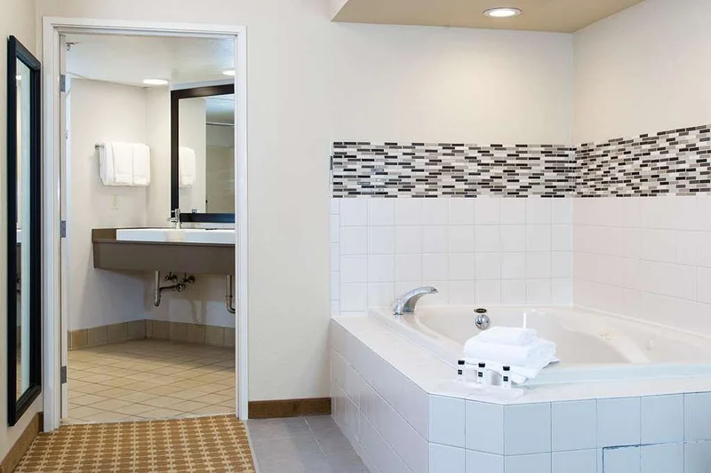 Country Inn & Suites by Radisson, Milwaukee West Brookfield, WI