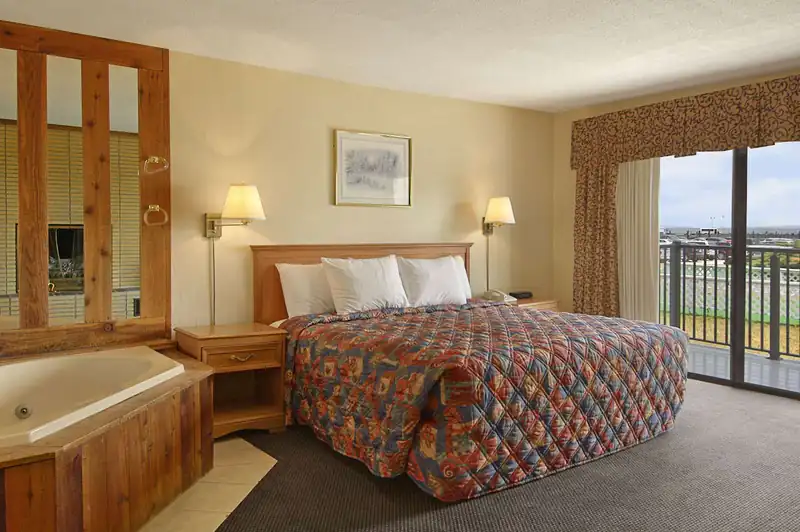 Days Inn by Wyndham Mackinaw City – Lakeview