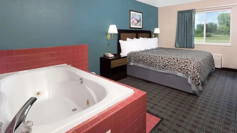 Days Inn by Wyndham Neenah