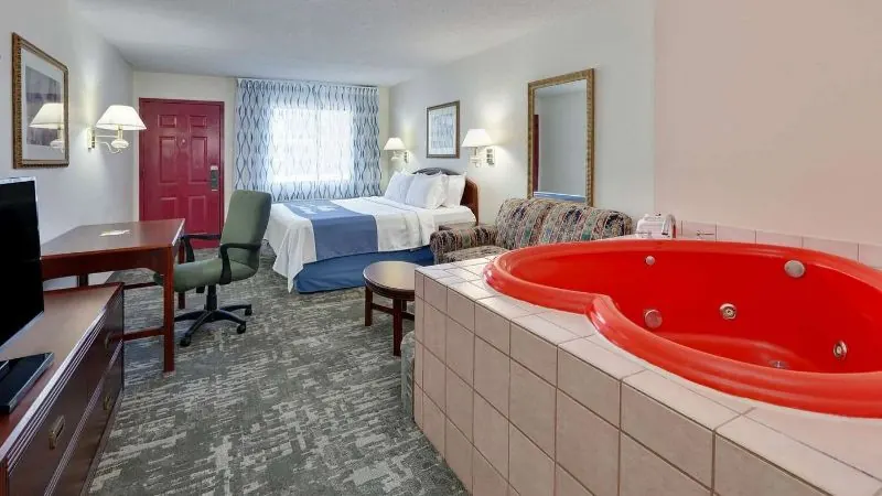 Days Inn & Suites by Wyndham Bentonville