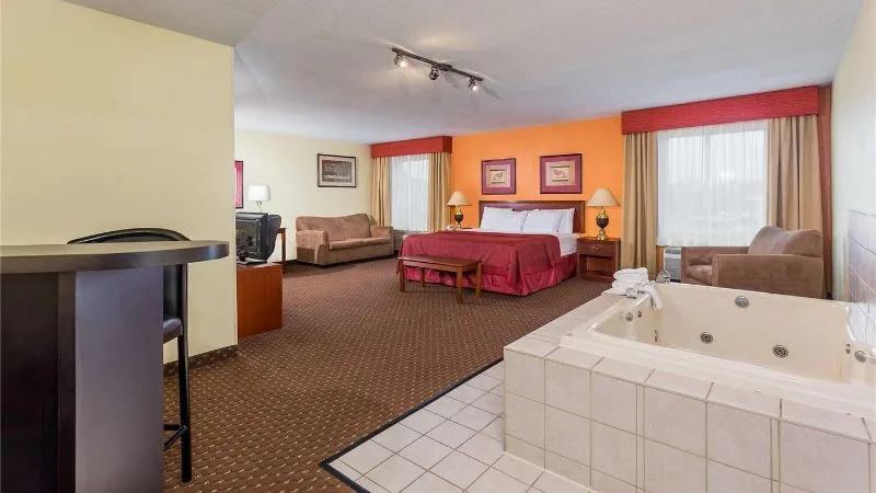 Days Inn & Suites by Wyndham Bloomington/Normal IL
