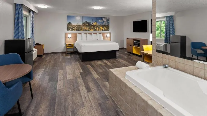 Days Inn & Suites by Wyndham Kaukauna WI