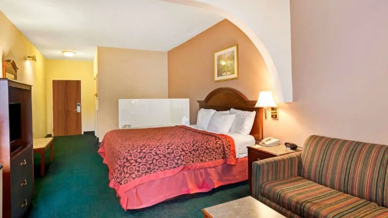 Days Inn & Suites by Wyndham Louisville SW