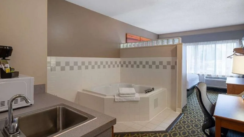 Days Inn & Suites by Wyndham Madison