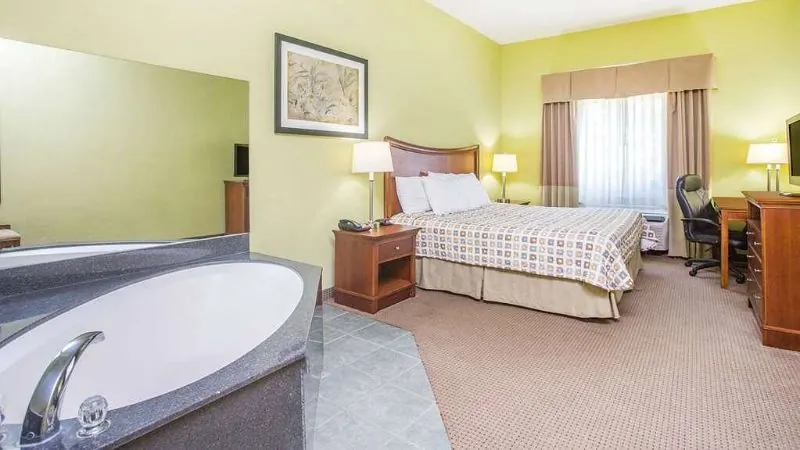 Days Inn & Suites by Wyndham Swainsboro