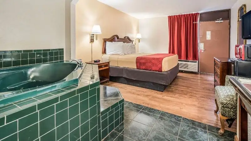 Econo Lodge Inn & Suites Macon West