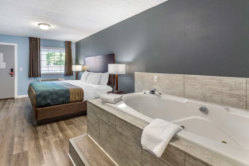 Econo Lodge Inn & Suites Sandusky South