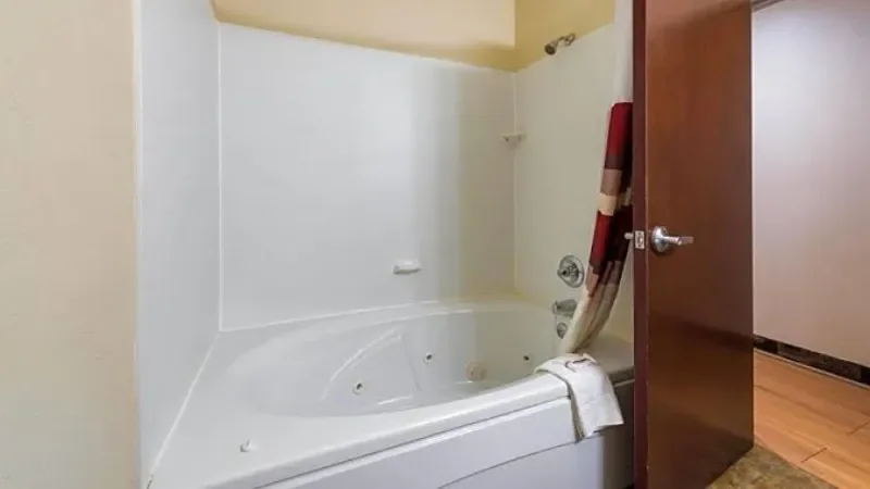 Econo Lodge Inn & Suites