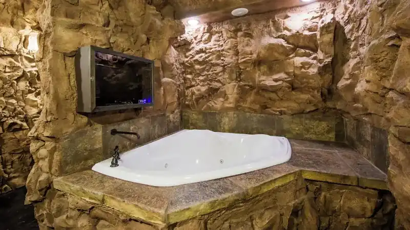 Eureka Springs Treehouses, Hobbit Caves & Castles