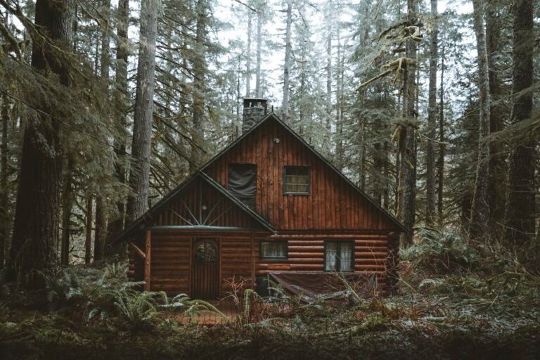 Gatlinburg vs. Pigeon Forge: Which Has Better Hot Tub Cabins? (2026)