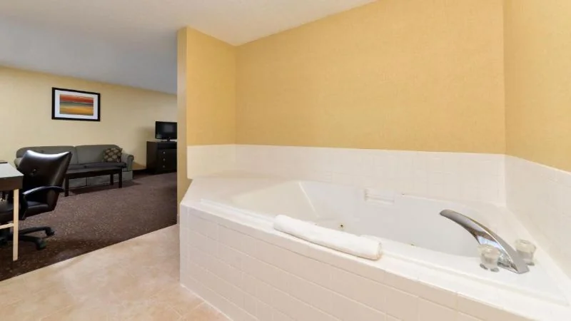 Holiday Inn Express and Suites Charlotte by IHG