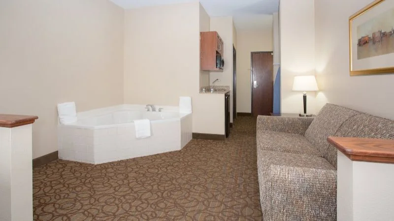 Holiday Inn Express and Suites Concordia US81