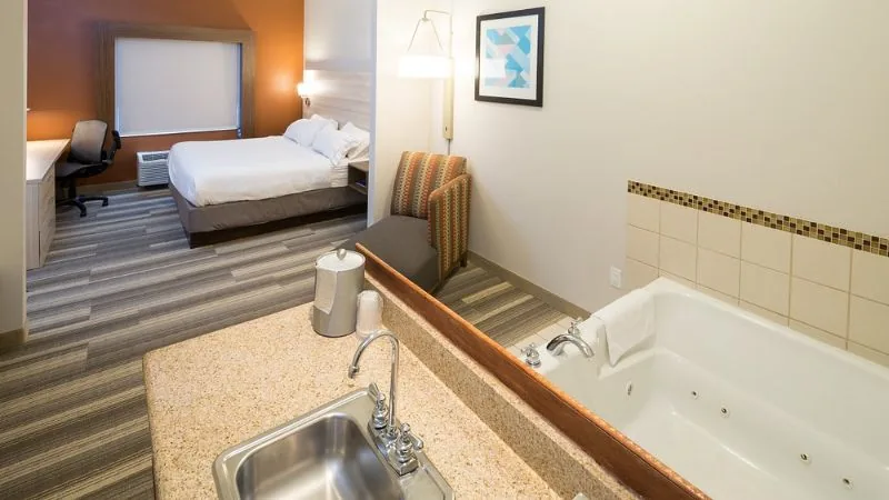 Holiday Inn Express Hotel & Suites Grand Blanc by IHG