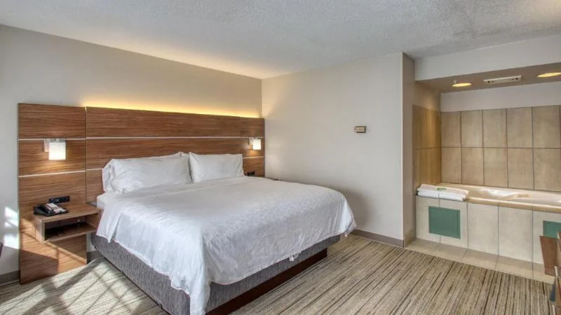 Holiday Inn Express Hotel & Suites Oshkosh by IHG