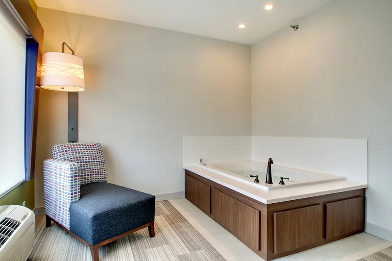 Holiday Inn Express & Suites Aurora – Naperville By IHG