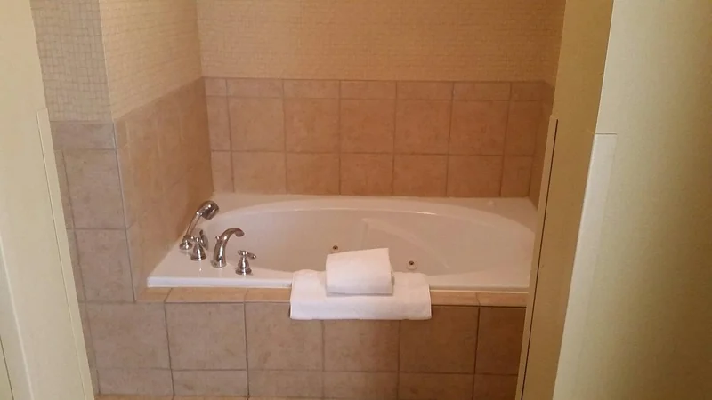 Holiday Inn Express & Suites Bloomington, an IHG Hotel