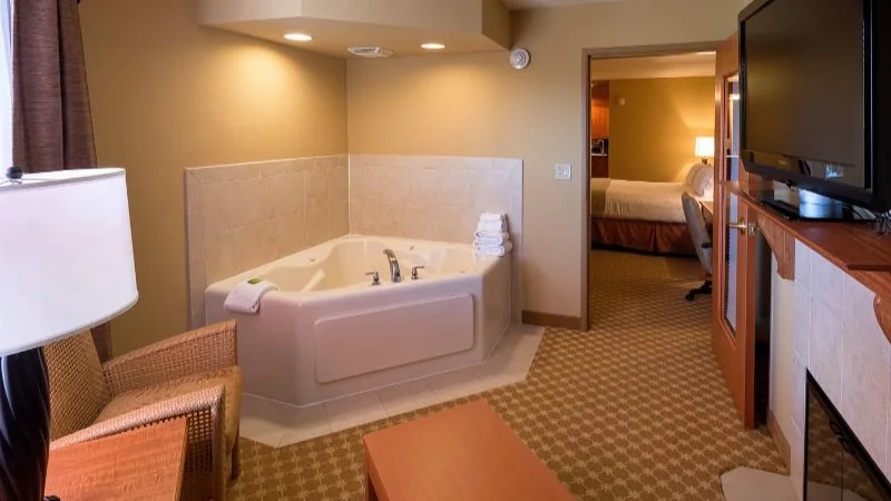 Holiday Inn Express & Suites Chicago West-Roselle, an IHG Hotel