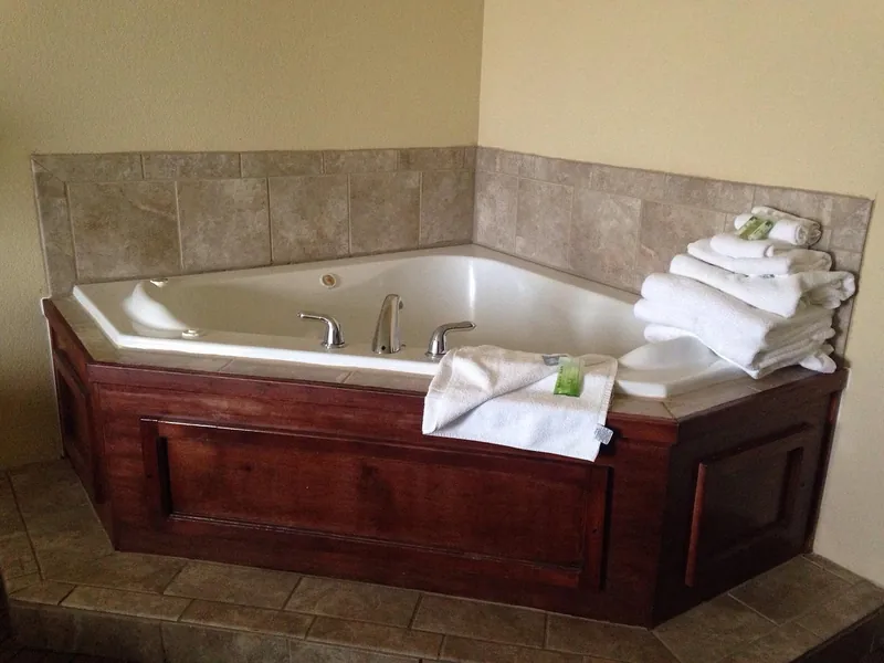 Holiday Inn Express & Suites El Dorado, KS, an IHG Hotel