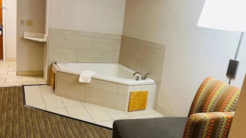 Holiday Inn Express & Suites Louisville South-Hillview by IHG