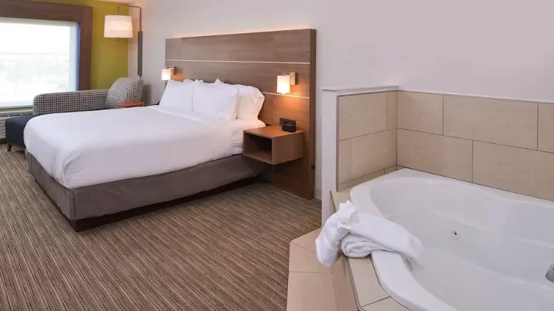 Holiday Inn Express & Suites Omaha – 120th and Maple by IHG