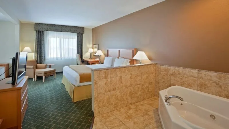 Holiday Inn Express & Suites South – Lincoln by IHG