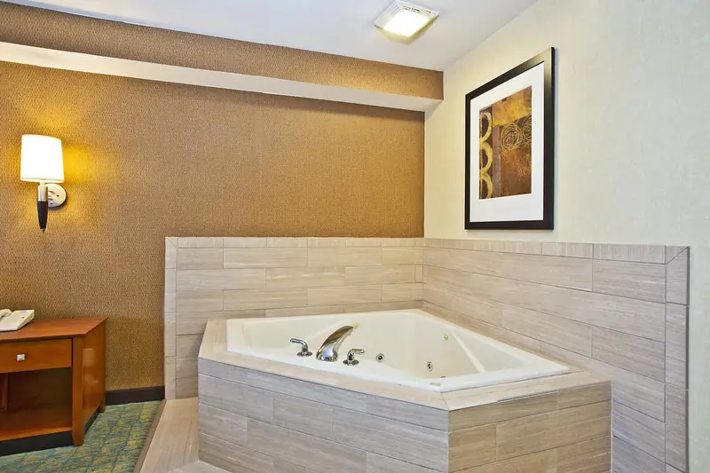 Holiday Inn Express & Suites Wabash, an IHG Hotel