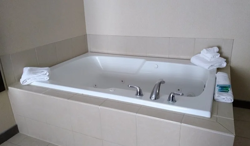 Holiday Inn Express & Suites Waterford by IHG
