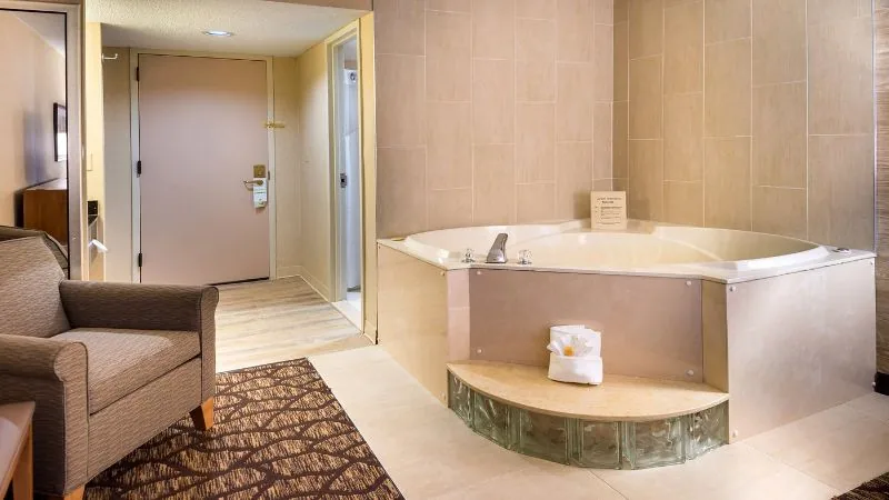 Holiday Inn Hotel & Suites Warren by IHG