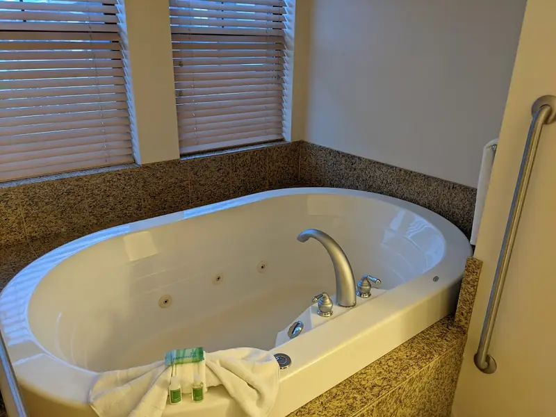 Holiday Inn Pewaukee – Milwaukee West by IHG