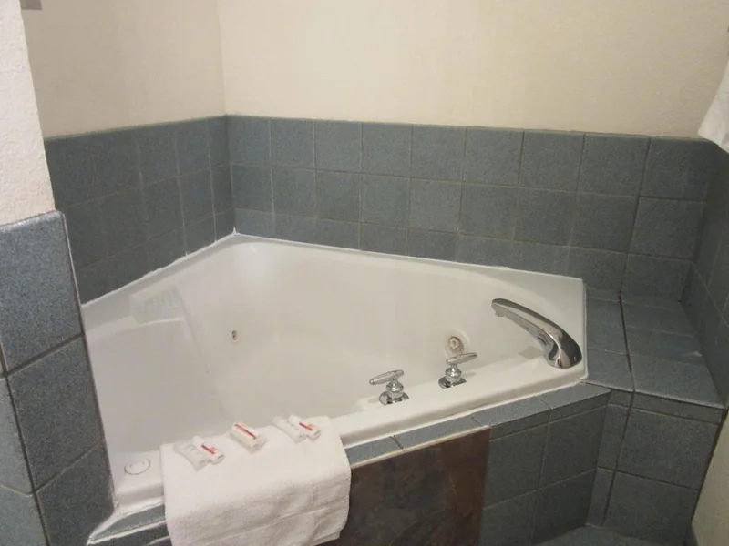 Howard Johnson by Wyndham Wichita Airport