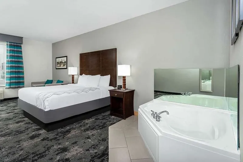 La Quinta Inn & Suites by Wyndham Columbus – Edinburgh