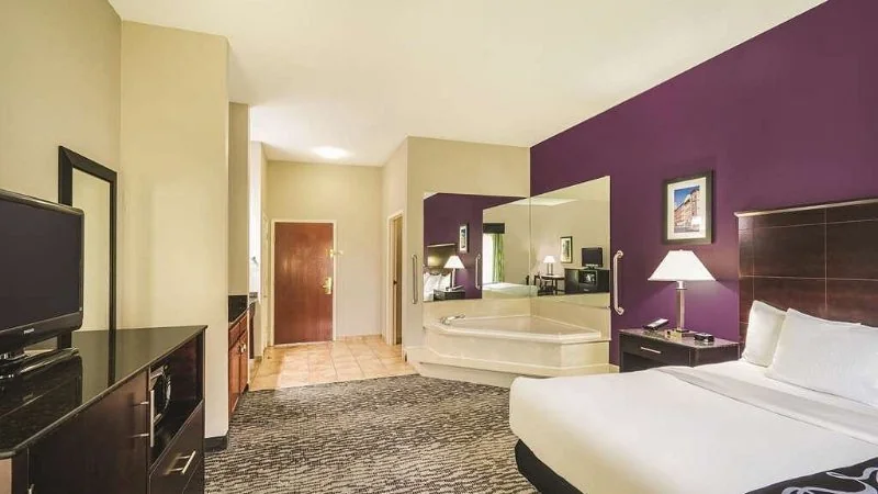 La Quinta Inn & Suites by Wyndham Louisville East