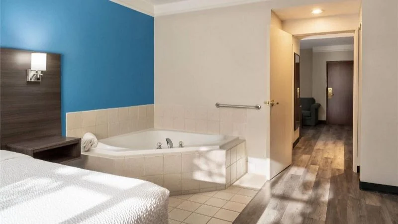 La Quinta Inn & Suites by Wyndham Madison American Center