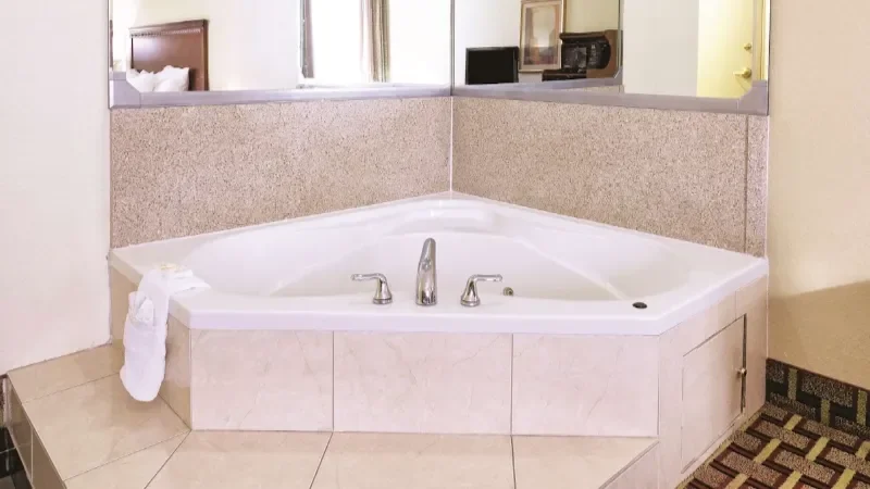 La Quinta Inn & Suites by Wyndham St. Petersburg Northeast