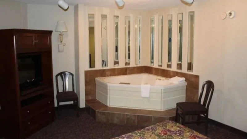 Lamplighter Inn & Suites South