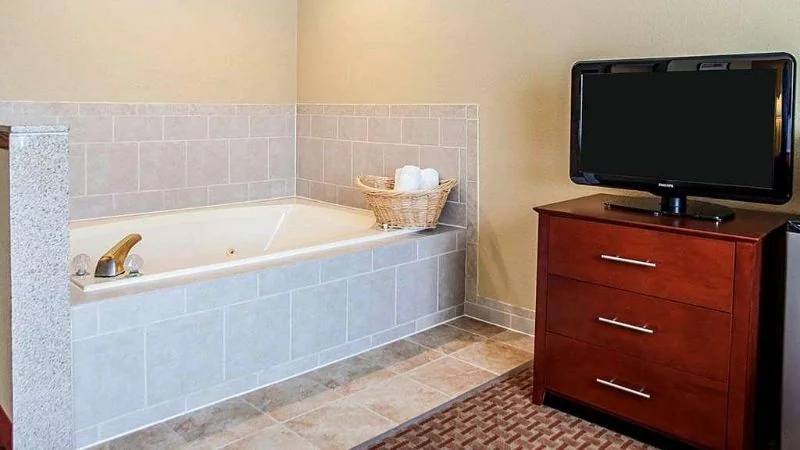 Quality Inn & Suites Davenport Near I-80
