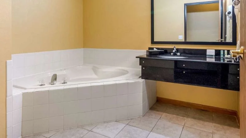 Quality Inn & Suites Lenexa Kansas City