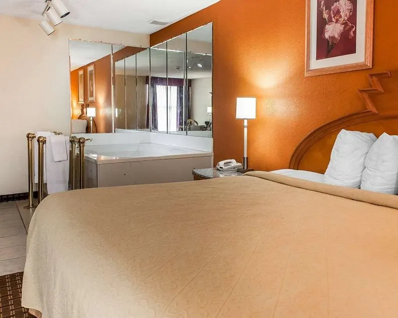 Quality Inn & Suites Shelbyville I-74