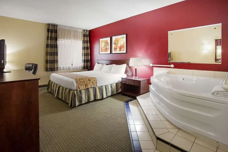 Ramada by Wyndham Bettendorf